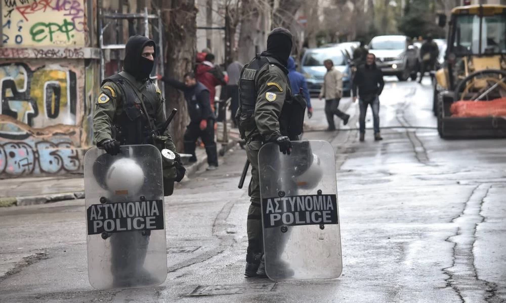 Αστυνομική επιχείρηση σε υπό κατάληψη κτίριο στο κέντρο της Αθήνας